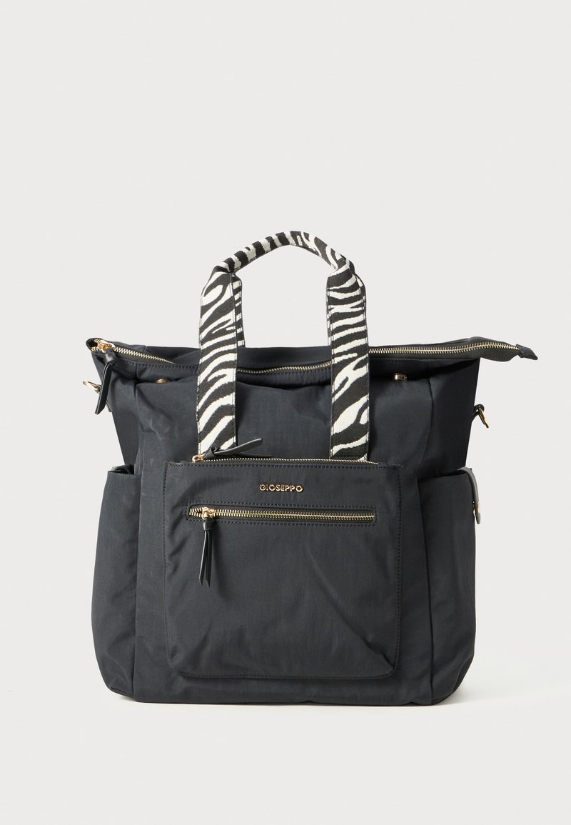 Bolso tote negro con bolsillo frontal con cremallera, asas con estampado de cebra, bolsillos laterales y cierre de cremallera superior, con la marca "Gioseppo" en letras doradas.