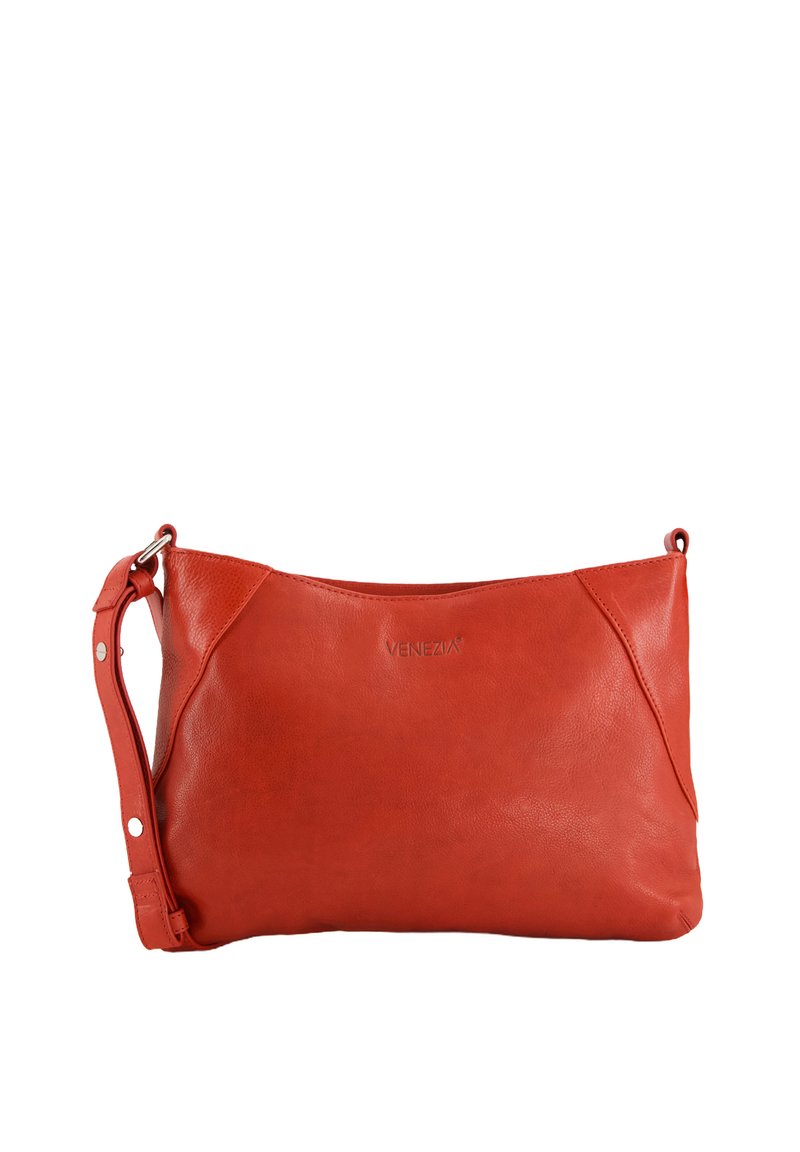 Sac bandoulière en cuir rouge avec une sangle réglable et le logo "VENEZIA" en relief sur le devant, présenté sur fond blanc.