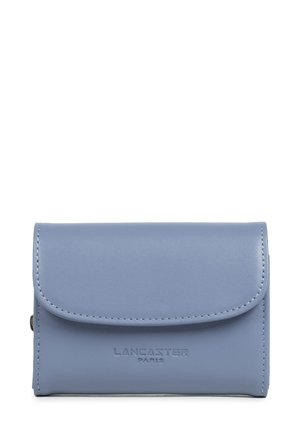Portefeuille en cuir bleu compact avec bords cousus et logo Lancaster Paris embossé au centre devant.