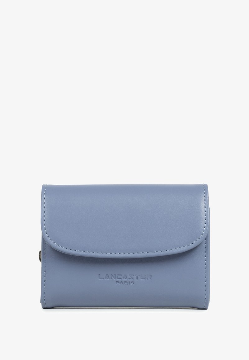 Compact blauwe leren portemonnee met gestikte randen en het Lancaster Paris-logo in het midden voorin gedrukt.