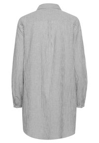 Camicia a maniche lunghe in cotone leggero con righe verticali grigie e bianche, caratterizzata da un colletto classico e un orlo arrotondato.