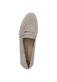 Scarpa slip-on in suede grigio con suola piatta, punta rotonda e fascia decorativa a fessura sul davanti. L'interno mostra il logo e la taglia.