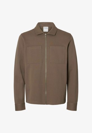 Giacca marrone con zip realizzata in tessuto liscio, dotata di un collo a camicia, due tasche frontali e maniche lunghe con polsini abbottonati.