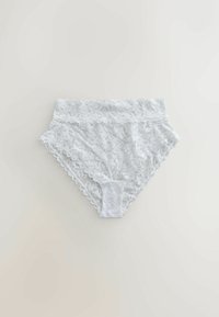 Bela čipkasta visoko pasna spodnjica z nazobčanimi robovi, ki vsebuje zapletene cvetlične vzorce in mehko notranjo podlogo.