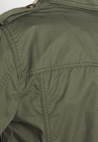 Esprit Tunn jacka - green