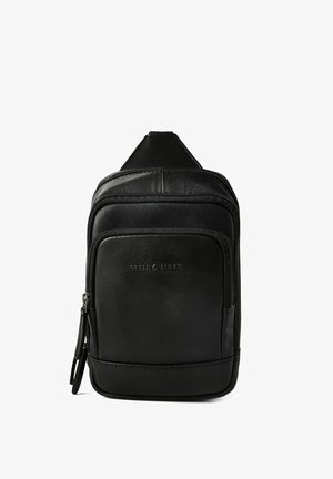 Sac bandoulière en cuir noir avec poche zippée à l'avant et logo embossé "Green Burry" sur fond blanc.