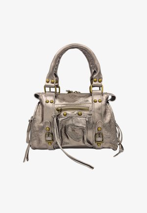 Sac à main en métal argenté avec double anses, accents cloutés, une poche zippée à l'avant et des glands sur les côtés. Fabriqué en simili cuir texturé.