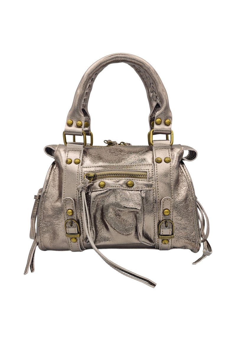 Sac à main en métal argenté avec double anses, accents cloutés, une poche zippée à l'avant et des glands sur les côtés. Fabriqué en simili cuir texturé.
