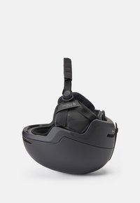 Casco negro con una superficie exterior lisa, correas ajustables y acolchado interior. Presenta orificios de ventilación y un diseño de protección para los oídos.