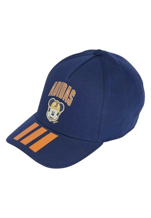 Cappellino blu navy con scritta "ADIDAS" arancione, Topolino con un cappello giallo e tre strisce arancioni sulla visiera.