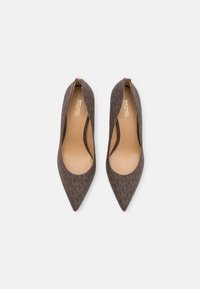 MICHAEL Michael Kors CLARA  - Magas sarkú cipők - brown
