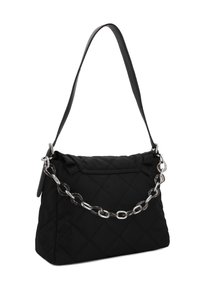 Borsa a tracolla in tessuto trapuntato nero con una lunga tracolla nera e una catena argentata più grande che adorna la parte superiore. Presenta bordi arrotondati e una chiusura a patta.