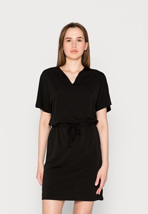 Vestido preto feito de tecido suave, com decote em V, mangas curtas e cintura ajustável com cordão para um ajuste confortável.