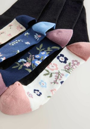 Vijf paar katoenen sokken in verschillende kleuren: zwart, marineblauw, lichtblauw, wit met bloemenpatronen en roze. Voorzien van geribbelde boorden en verstevigde tenen.