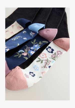 Vijf paar katoenen sokken in verschillende kleuren: zwart, marineblauw, lichtblauw, wit met bloemenpatronen en roze. Voorzien van geribbelde boorden en verstevigde tenen.