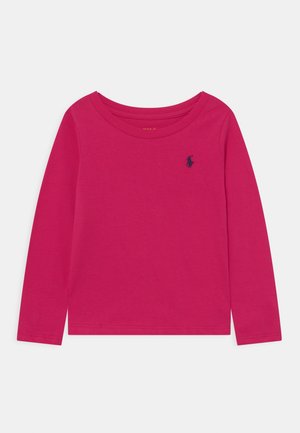 Langarmshirt aus leuchtendem pinkem Baumwollstoff mit Rundhalsausschnitt. Verfügt über ein kleines dunkelblaues Logo auf der linken Brust. Glatte Textur, schlichtes Design.