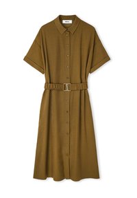 Vestito button-up verde oliva con colletto, maniche corte e vita arricciata. Presenta una cintura con un accento argentato e una texture liscia.
