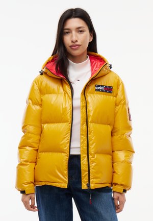 Tommy Jeans, SHINY DOWN HOODED ALASKA PUFFER JACKET - Doudoune - countryside yellow