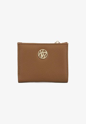 Portafoglio in pelle marrone con texture, dotato di un piccolo emblema circolare dorato e una chiusura con zip sulla parte superiore, su sfondo bianco.