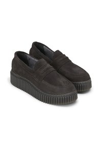 Zwarte suède loafers met een geribbelde rubberen zool, voorzien van een eenvoudige band over de bovenkant en gladde stikselaccenten langs de randen.