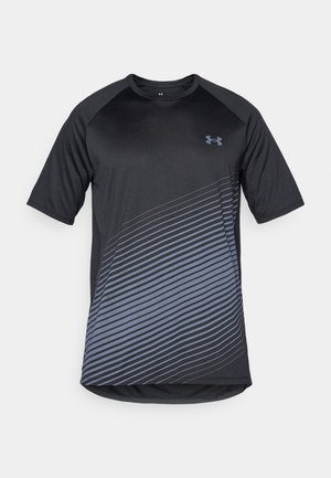 T-shirt de sport noir à manches courtes, avec un dégradé de rayures grises diagonales et un petit logo sur le haut à gauche de la poitrine.