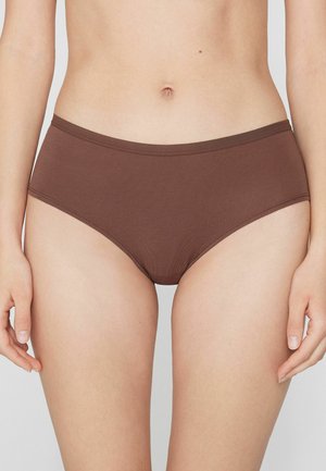 Slip en coton marron avec une texture lisse, une taille moyenne et une ceinture élastique, présentant des coutures minimales pour plus de confort et une apparence sans coutures.