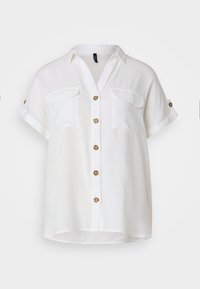 Blusa bianca a maniche corte con chiusura a bottoni frontale, due tasche sul petto e dettagli in bottone marrone. Tessuto morbido e vestibilità comoda.