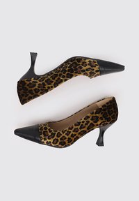 Leopard-print high heels with a black pointed toe and heel. Textured upper with a kitten heel design. Casual and unique style.