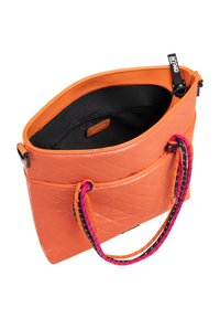 Borsa a tracolla arancione trapuntata con una finitura liscia e lucida. Presenta manici annodati colorati a motivi e un interno nero con una tasca con zip.