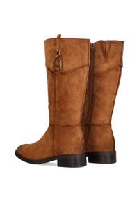 Botas marrones de ante hasta la rodilla con suela plana, cremallera lateral y un adorno metálico decorativo en el cañón. Textura suave y diseño sencillo.