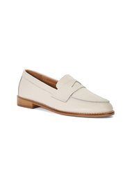 Loafer in beige leer met een ronde neus, ontworpen met een bovenste band en gestikte details, rustend op een bruine houten zool.