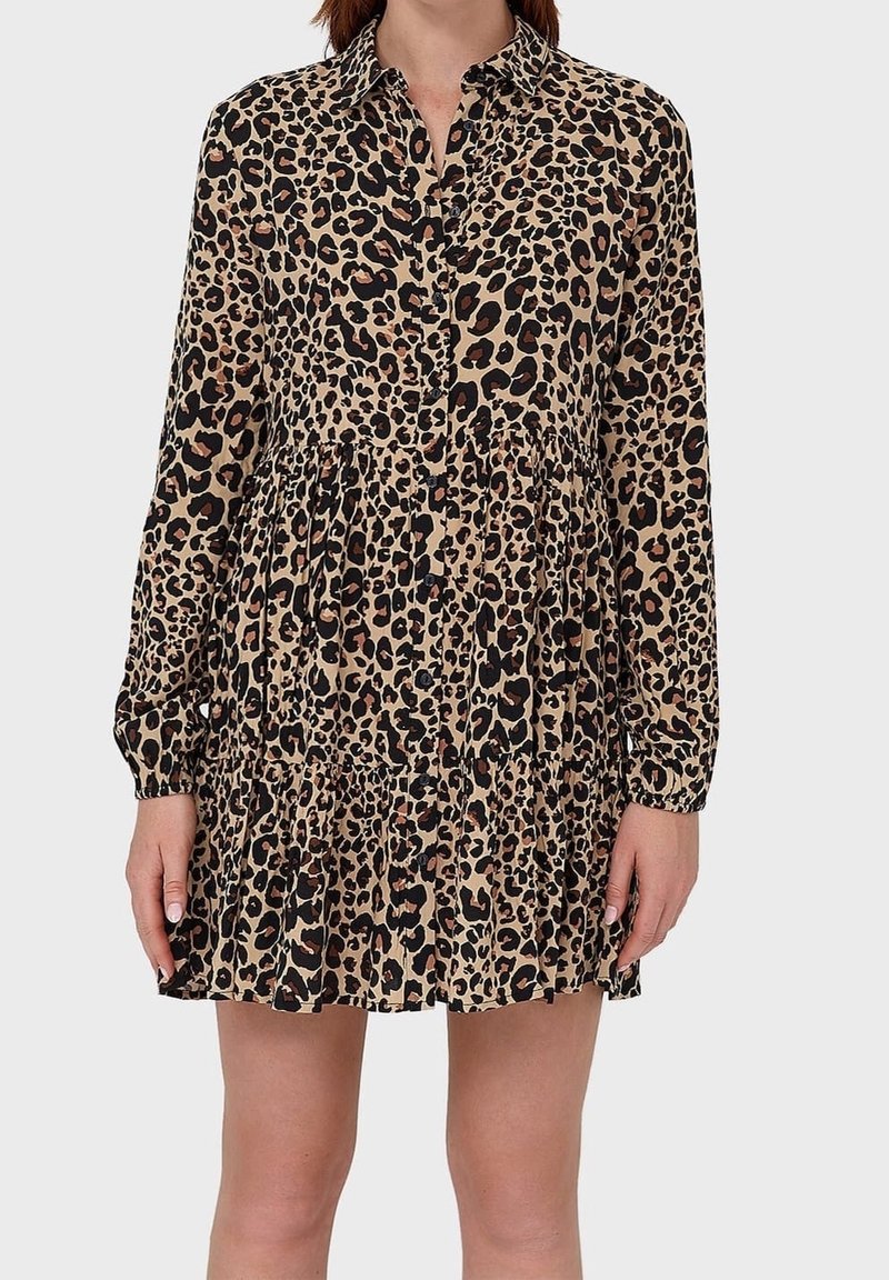 Sukienka w print w panterkę w jasnobrązowym i czarnym kolorze, z zapięciem na guziki z przodu, długimi rękawami oraz warstwową, rozkloszowaną spódnicą. Miękka tekstura tkaniny.