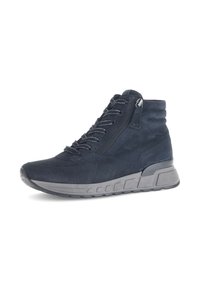 Zapatillas altas en ante azul marino oscuro con una superficie texturizada, presentan un cierre lateral con cremallera y una suela de goma gris. Los cordones son blancos con acentos en negro.