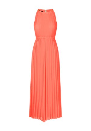 Korallfarbenes plissiertes Maxikleid mit Halterneck, das goldene Akzente an den Schultern und eine betonte Taille aufweist. Leichte Stoffstruktur.