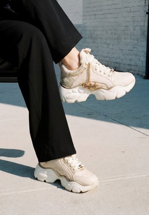 Buffalo, BINARY GLAM L - Skatesko - beige gold