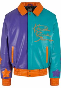 Kožená bomber bunda se split designem v purpurové a tyrkysové barvě, oranžovými akcenty, hvězdnými vzory na rukávech a žebrovaným lemem a spodním okrajem.