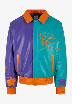 Odinio odos bombonešis, pasižymintis purpurinės ir turkio spalvos padalijimu, oranžinėmis detalėmis, žvaigždžių raštais ant rankovių bei banguota apykakle ir apačia.