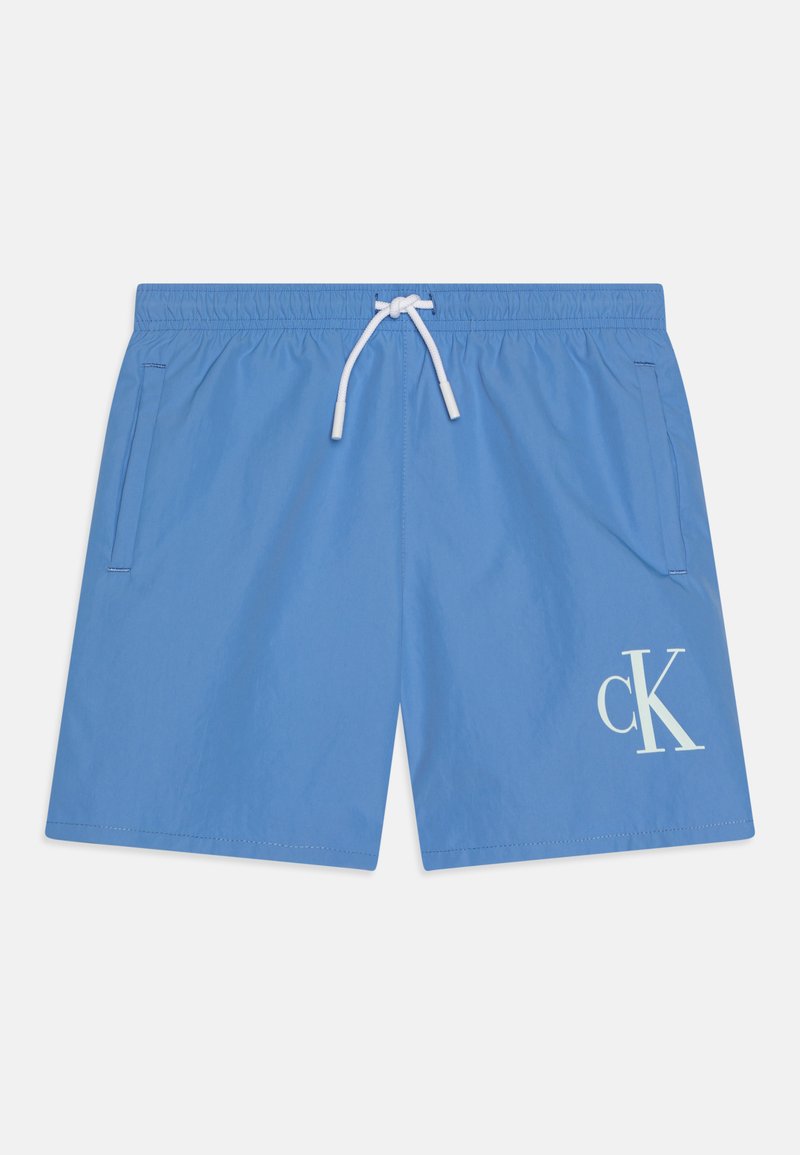 Shorts de bain bleus en matériau léger, dotés d'une taille élastique avec un cordon de serrage blanc et de poches latérales. Grand détail de logo blanc.