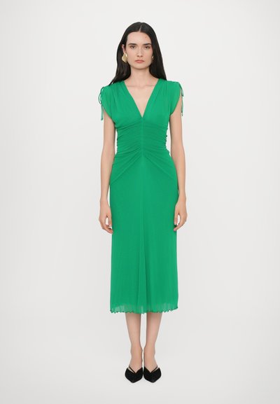Zelené šaty střední délky s hlubokým výstřihem do V, nařaseným živůtkem a rukávy se stahovací šňůrkou. Měkká látka s volánovou sukní a vroubkovaným lemem.