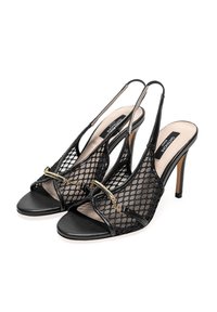 Schwarze Mesh Slingback High Heels mit offenen Zehen, ausgestattet mit einer glänzenden schwarzen Ledersohle und einem goldenen Akzentdetail über dem Vorfuß.