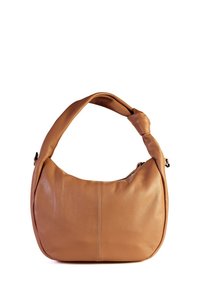 Borsa a spalla in pelle tan con tracolla annodata e dettagli di cucitura visibili su uno sfondo bianco uniforme.