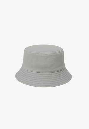 Szary kapelusz typu bucket wykonany z tkaniny o splocie, z zaokrąglonym wierzchołkiem, szerokim, skośnym rondem oraz subtelnym teksturowanym wzorem na materiale.