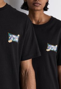 Tommy Jeans FLOWER POWER TEE UNISEX - Camiseta estampada - black