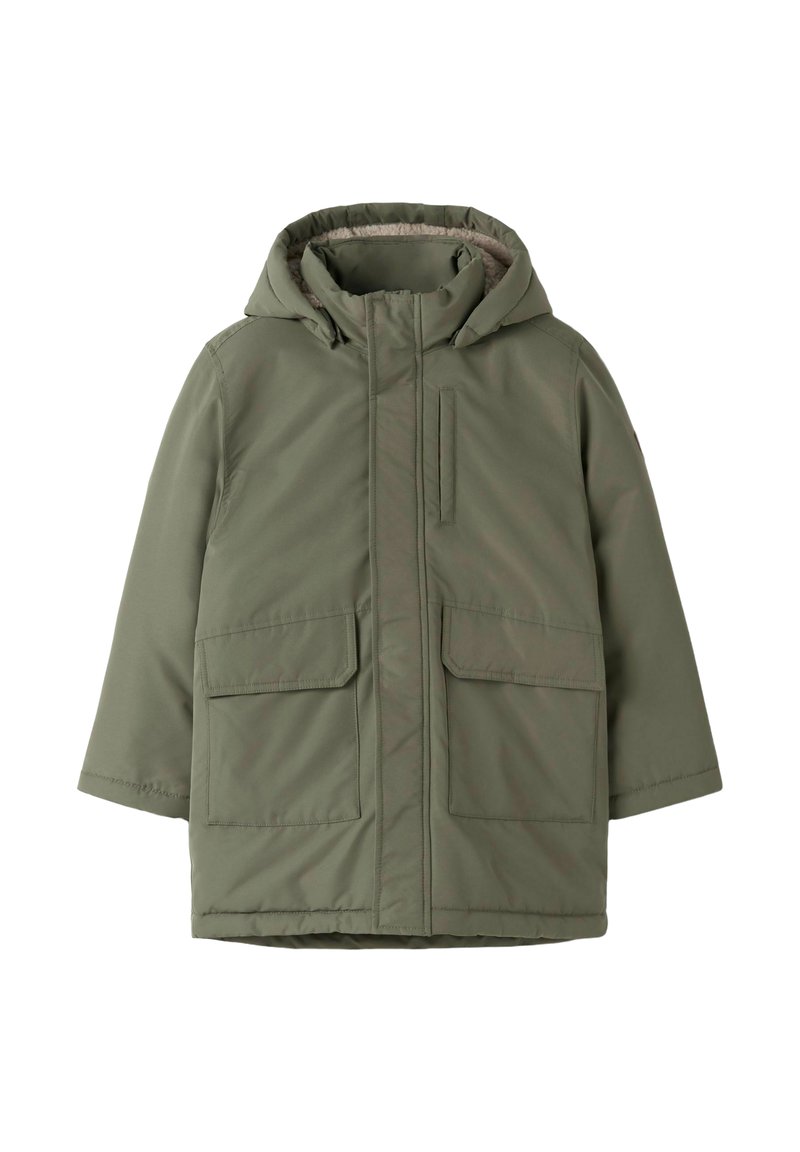 Parka in verde oliva per l'inverno con cappuccio, zip frontale, tasca sul petto e due ampie tasche a patta, foderato in morbido pile beige.