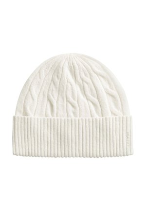 Bonnet blanc tricoté avec motif torsadé et revers côtelé plié, fabriqué en tissu doux, présenté sur un fond blanc uni.