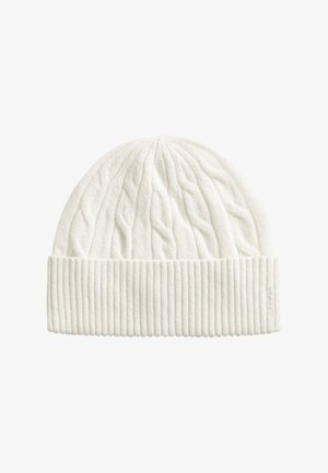 Witte gebreide beanie met kabelpatroon en omgeslagen geribde boord, gemaakt van zachte stof, weergegeven op een effen witte achtergrond.