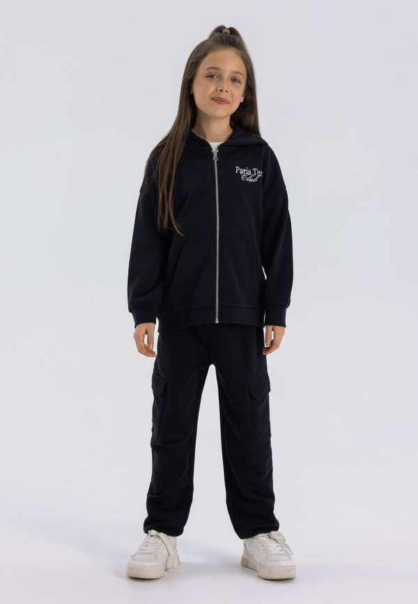 FRONT POCKETS AND HOODIE - Sweatjacke