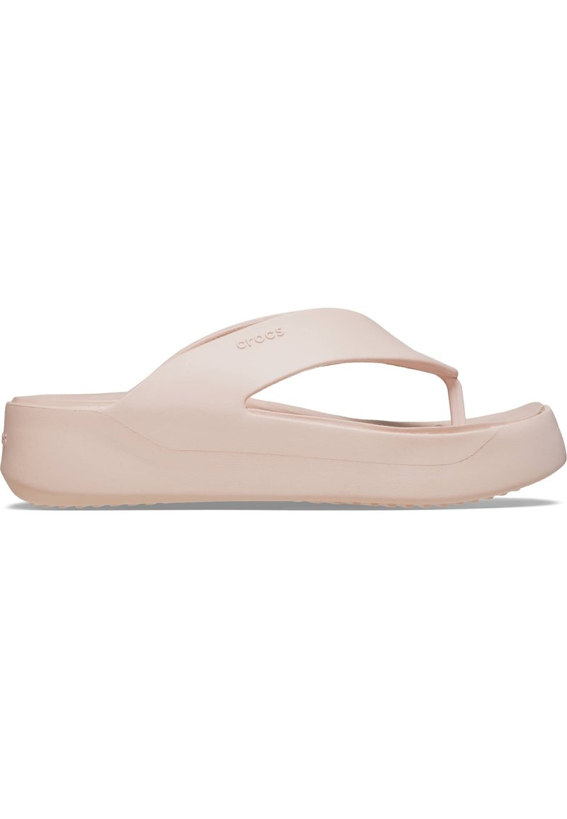 Lyserøde Crocs flip-flops med en tykk, polstret sål. Designet har åben tå og en gummirem for en sikker pasform. Glat tekstur.