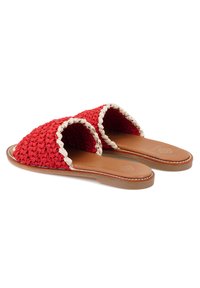 Rode geweven platte sandalen met open teen en achterkant. Crème-kleurige trim accenten. Gladde tan binnenzool met gestikte rand, platte rubberen zool.