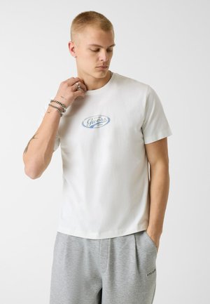 Guess, REGULAR FIT T-SHIRT - T-shirt print - weiß